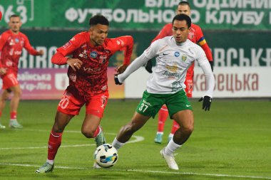 Lviv, Ukrayna. Veres 'li Iago Siqueira, Ukrayna Premier Ligi' nde FC Karpaty Lviv ile FC Veres Rivne arasında oynanan 7 Aralık 2024 tarihinde Lviv, Ukrayna 'da oynanan karşılaşmada Karpaty' li Bruninho 'ya karşı..