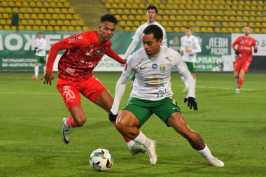 Lviv, Ukrayna. Veres 'li Iago Siqueira, Ukrayna Premier Ligi' nde FC Karpaty Lviv ile FC Veres Rivne arasında oynanan 7 Aralık 2024 tarihinde Lviv, Ukrayna 'da oynanan karşılaşmada Karpaty' li Bruninho 'ya karşı..