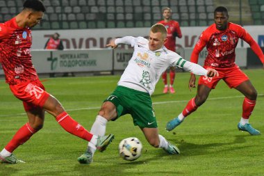 Lviv, Ukrayna. FC Karpaty Lviv ile FC Veres Rivne arasındaki Ukrayna Premier Ligi maçında Karpaty 'den Denys Miroshnichenko, Veres' den Iago Siqueira 'ya karşı..