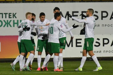 Lviv, Ukrayna. Karpaty oyuncuları, Ukrayna Premier Ligi FC Karpaty Lviv ile FC Veres Rivne arasında oynanan 7 Aralık 2024 tarihinde Lviv, Ukrayna 'da oynanan maçta atılan golü kutluyorlar..