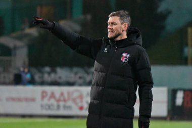 Lviv, Ukrayna. Oleg Shandruk, Ukrayna Premier Ligi FC Karpaty Lviv ve FC Veres Rivne arasında oynanan 7 Aralık 2024 tarihinde Lviv, Ukrayna 'da oynanan maç sırasında Veres' in baş antrenörü..