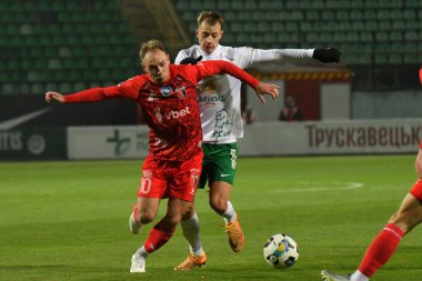 Lviv, Ukrayna. Veres 'ten Dmytro Klyots, Ukrayna Premier Ligi FC Karpaty Lviv ile FC Rivne arasındaki 7 Aralık 2024 tarihinde Lviv, Ukrayna' da oynanan maçta Karpaty 'li Yevgen Pidlepenets' e karşı..