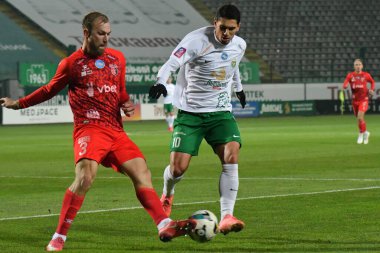 Lviv, Ukrayna. 7 Aralık 2024 'te Ukrayna Premier Ligi' nde FC Karpaty Lviv ile FC Veres Rivne arasında oynanan maçta Veres 'den Speren Vovchenko, Karpaty' den Igor Neves 'e karşı..