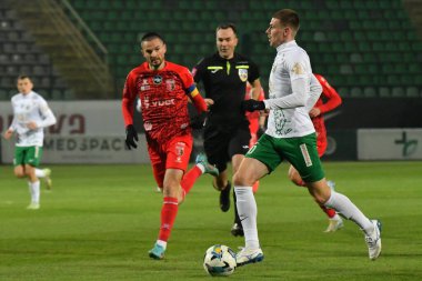 Lviv, Ukrayna. Karpaty 'den Oleg Ocheretko, Ukrayna Premier Ligi' nde FC Karpaty Lviv ve FC Veres Rivne arasında oynanan 7 Aralık 2024 tarihinde Lviv, Ukrayna 'da oynanan karşılaşmada Veres' li Ruslan Stepanyuk 'a karşı..