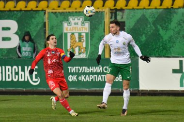 Lviv, Ukrayna. FC Karpaty Lviv ile FC Veres Rivne arasındaki Ukrayna Premier Ligi maçında Karpaty Valeriy Kucherov 'a karşı 7 Aralık 2024 tarihinde Lviv, Ukrayna' da oynanan Karpaty Ustymenko (R).