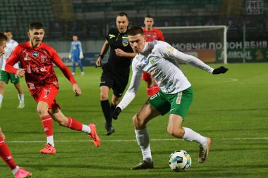 Lviv, Ukrayna. FC Karpaty Lviv ile FC Veres Rivne arasında oynanan Ukrayna Premier Ligi maçında Karpaty 'li Oleg Ocheretko (R) 7 Aralık 2024' te Lviv, Ukrayna 'da oynanmıştır..