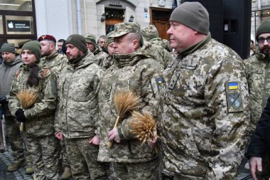 Lviv, Ukrayna 24 Aralık 2024. Ukraynalı asker bir Noel kutlaması sırasında dışarıda duruyor. Ukraynalılar Noel 'i geleneksel Julian takviminden uzaklaşarak Gregoryen takvimine göre kutluyorlar.
