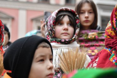 Lviv, Ukrayna 24 Aralık 2024. Geleneksel kostümler giymiş çocuklar bir Noel kutlaması sırasında dışarıda duruyorlar. Ukraynalılar Noel 'i geleneksel Julian takviminden uzaklaşarak Gregoryen takvimine göre kutluyorlar.