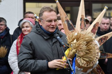 Lviv, Ukrayna 24 Aralık 2024. Lviv Belediye Başkanı Andriy Sadovyy bir Noel kutlamasında. Ukraynalılar Noel 'i geleneksel Julian takviminden uzaklaşarak Gregoryen takvimine göre kutluyorlar.