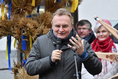 Lviv, Ukrayna 24 Aralık 2024. Lviv Belediye Başkanı Andriy Sadovyy bir Noel kutlamasında. Ukraynalılar Noel 'i geleneksel Julian takviminden uzaklaşarak Gregoryen takvimine göre kutluyorlar.