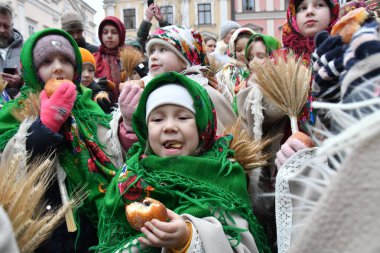 Lviv, Ukrayna 24 Aralık 2024. Geleneksel kostümler giymiş çocuklar bir Noel kutlaması sırasında dışarıda duruyorlar. Ukraynalılar Noel 'i geleneksel Julian takviminden uzaklaşarak Gregoryen takvimine göre kutluyorlar.