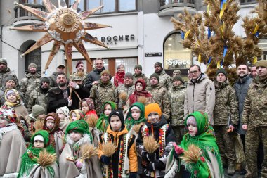 Lviv, Ukrayna 24 Aralık 2024. Geleneksel kostümler giymiş çocuklar bir Noel kutlaması sırasında dışarıda duruyorlar. Ukraynalılar Noel 'i geleneksel Julian takviminden uzaklaşarak Gregoryen takvimine göre kutluyorlar.