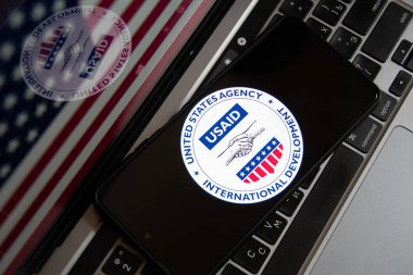 Lviv, Ukrayna 5 Şubat 2025. ABD Uluslararası Kalkınma Dairesi (USAID) amblemi bir cep telefonuyla taranıyor. USAID programının dondurulması sonrasında 100 'den fazla Ukrayna kültür ve medya kuruluşu desteksiz kaldı