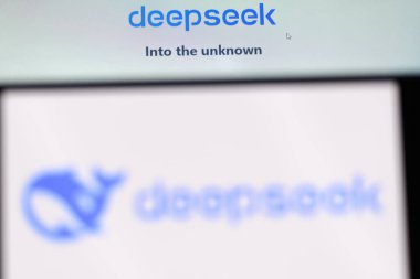 Lviv, Ukrayna 6 Şubat 2025. Bu resimde, bir Deepseek logosu arka planda Deepseek logosu olan bir akıllı telefonda görüntülenir..