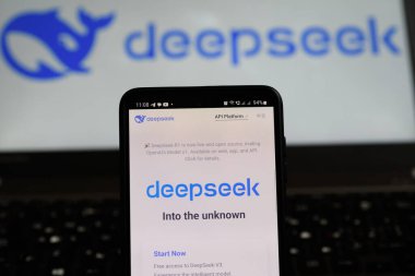 Lviv, Ukrayna 6 Şubat 2025. Bu resimde, bir Deepseek logosu arka planda Deepseek logosu olan bir akıllı telefonda görüntülenir..