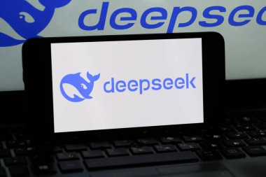 Lviv, Ukrayna 6 Şubat 2025. Bu resimde, bir Deepseek logosu arka planda Deepseek logosu olan bir akıllı telefonda görüntülenir..