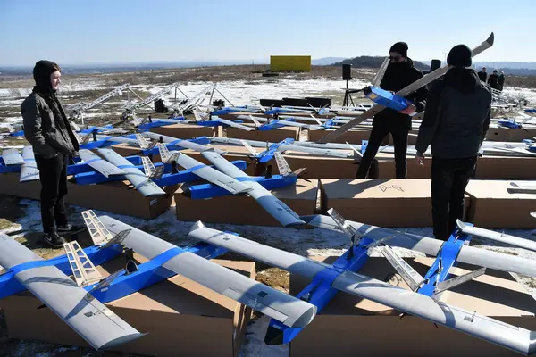 Lviv, Ukrayna 21 Şubat 2025. Besomar avcı uçakları görüldü. Ukraynalı Besomar şirketi Rus İHA 'larını düşürmek için sabit kanatlı bir İHA uçağı geliştirdi. Kozytskyi Yardım Vakfı Ukrayna Silahlı Kuvvetleri 'ne 100 İHA gönderdi.