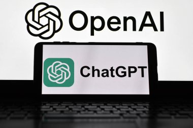 Lviv, Ukrayna 22 Şubat 2025. Bu resimde, arka planda OpenAI logosu olan bir akıllı telefondan bir ChatGPT logosu görüntülenmektedir. OpenAI, çeşitli sektörlerde geliştirmek için kullanılan araçlarla yapay zeka teknolojilerini geliştirmeye devam ediyor