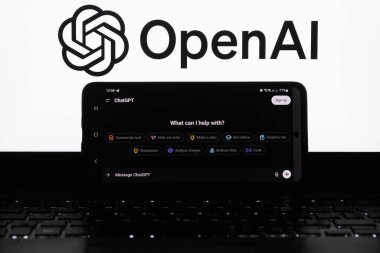 Lviv, Ukrayna 22 Şubat 2025. Bu fotoğraf illüstrasyonunda, arka planda OpenAI logosu olan bir ChatGPT uygulaması görüntülenmektedir. OpenAI, çeşitli sektörlerde kullanılan araçlarıyla yapay zeka teknolojilerini geliştirmeye devam etmektedir.