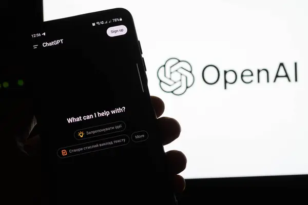 Lviv, Ukrayna 22 Şubat 2025. Bu fotoğraf illüstrasyonunda, arka planda OpenAI logosu olan bir ChatGPT uygulaması görüntülenmektedir. OpenAI, çeşitli sektörlerde kullanılan araçlarıyla yapay zeka teknolojilerini geliştirmeye devam etmektedir.