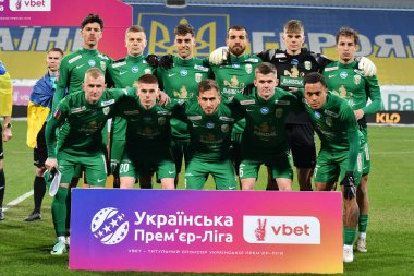 Kyiv UKRAINE - 23 Şubat 2025: FC Karpaty oyuncuları Ukrayna Premier Ligi 'nde FC Dinamo Kyiv ile FC Karpaty Lviv arasında oynanan maçtan önce poz verdiler.
