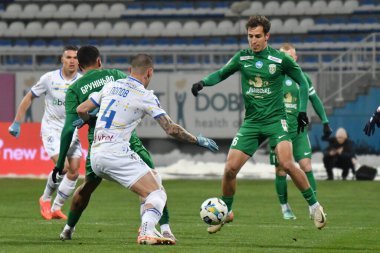 Kyiv UKRAINE - 23 Şubat 2025: FC Karpaty 'den Yan Kostenko ve Bruninho Dinamo' dan Denys Popov 'a karşı Ukrayna Premier Ligi FC Dinamo Kyiv ve FC Karpaty Lviv arasında 23 Şubat 2025 tarihinde Ukrayna' nın başkenti Kyiv 'de oynanan karşılaşma sırasında oynanmıştır.