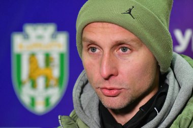 Zhytomyr, UKRAINE - 28 Şubat 2025: Vladyslav Lupashko Ukrayna Premier Ligi teknik direktörü FC Karpaty Lviv ile FC LNZ Cherkasy arasında Ukrayna 'nın başkenti Zhytomyr' de 28 Şubat 2025 tarihinde oynanan maç sırasında.