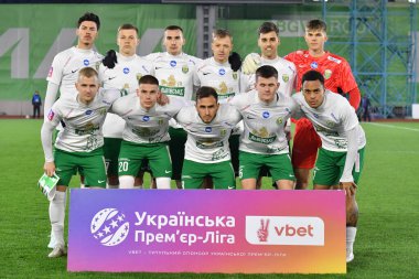 Zhytomyr, UKRAINE - 28 Şubat 2025: Karpaty Lviv 'in oyuncuları Ukrayna Premier Ligi' nde FC Karpaty Lviv ile FC LNZ Cherkasy arasında 28 Şubat 2025 tarihinde Ukrayna 'nın Zhytomyr kentinde oynanan maç sırasında sıraya girdiler..