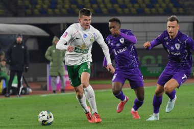 Zhytomyr, UKRAINE - 28 Şubat 2025: Karpaty 'den Igor Krasnopir - Karpaty' den Eynel Soares ve LNZ Ukrayna Premier Ligi 'nden Bogdan Bogdan Kushnirenko - FC Karpaty Lviv ile FC LNZ Cherkasy arasında 28 Şubat 2025 tarihinde Zhytomyr, Ukrayna' da oynanan karşılaşma.