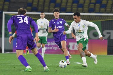 Zhytomyr, UKRAINE - 28 Şubat 2025: Karpaty Lviv 'den Bruninho, Ukrayna Premier Ligi' nden Olivier Thill 'den Nazariy Muravskyi ile Ukrayna Premier Ligi' nden FC Karpaty Lviv ve FC LNZ Cherkasy arasında 28 Şubat 2025 tarihinde Zhytomyr, Ukrayna 'da oynanan karşılaşma sırasında karşı karşıya geldi..