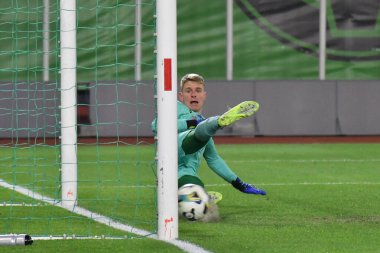 Zhytomyr, UKRAINE - 28 Şubat 2025: Bruninho (resimsiz), Ukrayna Premier Ligi FC Karpaty Lviv ile FC LNZ Cherkasy arasında 28 Şubat 2025 tarihinde Zhytomyr, Ukrain 'de oynanan karşılaşma sırasında LNZ takımından Yevgeniy Kucherenko' ya penaltı attı.