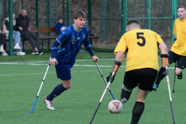 Lviv, UKRAINE - 8 Mart 2025. Ampüte savaş gazileri FC Pokrova Lviv AMP, mavi ve League of Strong futbol takımları Lviv 'deki bir stadyumda dostça bir futbol maçı oynuyorlar.. 