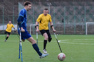 Lviv, UKRAINE - 8 Mart 2025. Ampüte savaş gazileri FC Pokrova Lviv AMP, mavi ve League of Strong futbol takımları Lviv 'deki bir stadyumda dostça bir futbol maçı oynuyorlar.. 