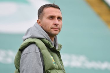 Lviv, UKRAINE - 11 Mart 2025. Ukrayna 'nın Lviv kentindeki Ukrayna Stadyumu' nda FC Karpaty Lviv ve FC Shakhtar Donetsk arasında oynanan Premier Lig karşılaşmasında FC Karpaty Lviv Vladyslav Lupashko teknik direktörü.. 