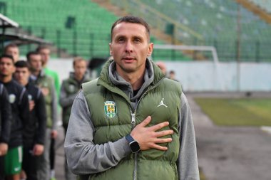 Lviv, UKRAINE - 11 Mart 2025. Ukrayna 'nın Lviv kentindeki Ukrayna Stadyumu' nda FC Karpaty Lviv ve FC Shakhtar Donetsk arasında oynanan Premier Lig karşılaşmasında FC Karpaty Lviv Vladyslav Lupashko teknik direktörü.. 