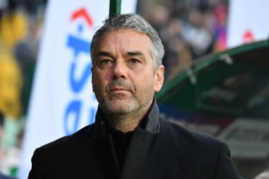 Lviv, UKRAINE - 11 Mart 2025. FC Shakhtar Donetsk Marino Pusiç 'in teknik direktörü Ukrayna Premier Ligi FC Karpaty Lviv ile FC Shakhtar Donetsk arasında Lviv, Ukrayna' daki Ukrayna Stadyumu 'nda oynanan karşılaşmada. 