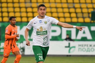 Lviv, UKRAINE - 11 Mart 2025. Ukrayna 'nın Lviv kentindeki Ukrayna Stadyumu' nda oynanan Ukrayna Premier Ligi karşılaşmasında Karpaty Lviv ile FC Shakhtar Donetsk arasında oynanan karşılaşmada Karpaty 'li Pavlo Polegenko tepki gösterdi.. 