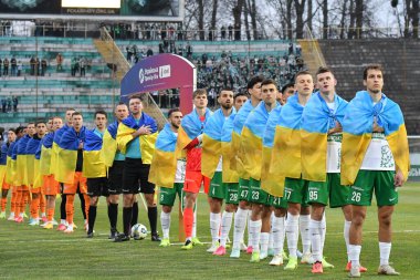 Lviv, UKRAINE - 11 Mart 2025. FC Karpaty Lviv 'in oyuncuları Ukrayna' nın Lviv kentindeki Ukrayna Stadyumu 'nda oynanan Ukrayna Premier Ligi karşılaşmasında FC Karpaty Lviv ile FC Shakhtar Donetsk arasında sıraya girdiler.. 