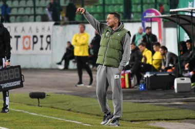 Lviv, UKRAINE - 11 Mart 2025. Ukrayna 'nın Lviv kentindeki Ukrayna Stadyumu' nda FC Karpaty Lviv ve FC Shakhtar Donetsk arasında oynanan Premier Lig karşılaşmasında FC Karpaty Lviv Vladyslav Lupashko teknik direktörü.. 