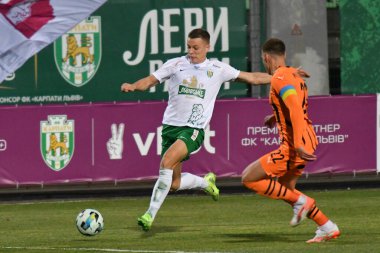 Lviv, UKRAINE - 11 Mart 2025. Ukrayna 'nın Lviv kentindeki Ukrayna Stadyumu Ukrayna' da FC Karpaty Lviv ile FC Shakhtar Donetsk arasında oynanan Premier Lig karşılaşmasında Karpaty Sych, Shakhtar 'lı Mykola Matvienko' ya karşı.. 