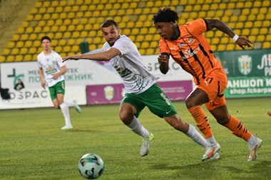 Lviv, UKRAINE - 11 Mart 2025. Ukrayna Premier Ligi 'nde FC Karpaty Lviv ile FC Shakhtar Donetsk arasında oynanan karşılaşmada Karpaty' den Vladyslav Baboglo, Ukrayna 'nın Lviv kentindeki Ukrayna Stadyumu' nda oynanan karşılaşmada Shakhtar 'lı Kevin' a karşı.. 