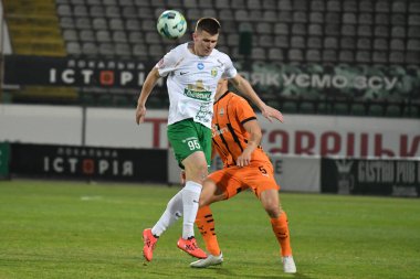 Lviv, UKRAINE - 11 Mart 2025. Ukrayna 'nın Lviv kentindeki Ukrayna Stadyumu Ukrayna' da FC Karpaty Lviv ile FC Shakhtar Donetsk arasında oynanan Premier Lig karşılaşmasında Karpaty 'den Igor Krasnopir, Shakhtar' dan Valeriy Bondar 'a karşı oynamıştır.. 