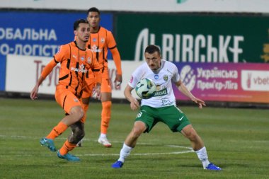 Lviv, UKRAINE - 11 Mart 2025. Ukrayna Premier Ligi 'nde FC Karpaty Lviv ve FC Shakhtar Donetsk arasında oynanan karşılaşmada Karpaty' den Vladyslav Klymenko, Shakhtar 'dan Marlon Gomes' e karşı Lviv, Ukrayna 'daki Ukrayna Stadyumu' nda oynanan karşılaşmada. 