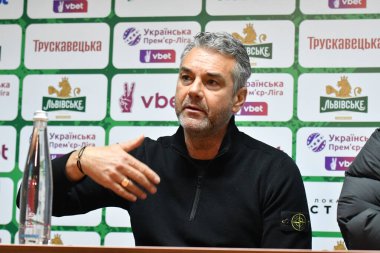 Lviv, UKRAINE - 11 Mart 2025. FC Shakhtar Donetsk Marino Pusiç 'in teknik direktörü Ukrayna Premier Ligi FC Karpaty Lviv ile FC Shakhtar Donetsk arasında Lviv, Ukrayna' daki Ukrayna Stadyumu 'nda oynanan karşılaşmada. 