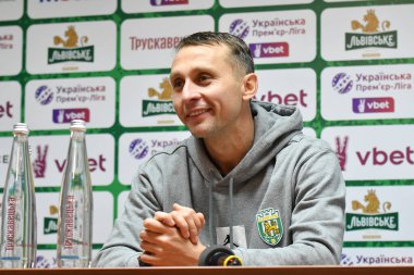 Lviv, UKRAINE - 11 Mart 2025. Ukrayna 'nın Lviv kentindeki Ukrayna Stadyumu' nda FC Karpaty Lviv ve FC Shakhtar Donetsk arasında oynanan Premier Lig karşılaşmasında FC Karpaty Lviv Vladyslav Lupashko teknik direktörü.. 