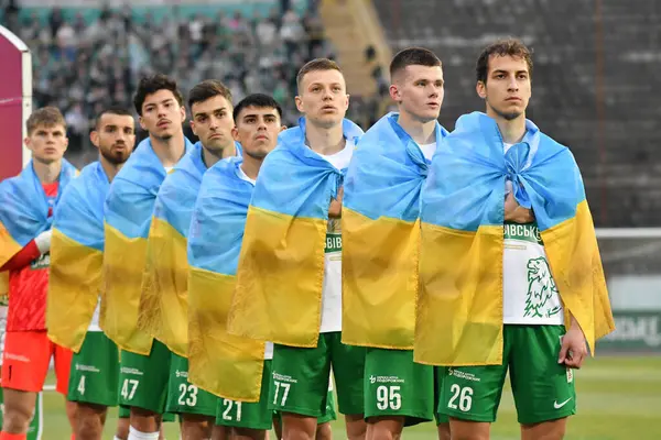 Lviv, UKRAINE - 11 Mart 2025. FC Karpaty Lviv 'in oyuncuları Ukrayna' nın Lviv kentindeki Ukrayna Stadyumu 'nda oynanan Ukrayna Premier Ligi karşılaşmasında FC Karpaty Lviv ile FC Shakhtar Donetsk arasında sıraya girdiler.. 