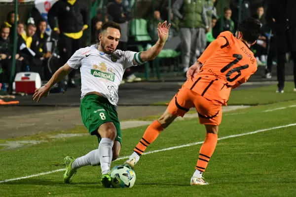 Lviv, UKRAINE - 11 Mart 2025. Ukrayna Premier Ligi 'nde FC Karpaty Lviv ile FC Shakhtar Donetsk arasında oynanan karşılaşmada Karpaty' den Ambrosiy Chachua, Shakhtar 'dan Irakli Azarovi' ye karşı Lviv, Ukrayna 'daki Ukrayna Stadyumu' nda oynanan karşılaşmada. 