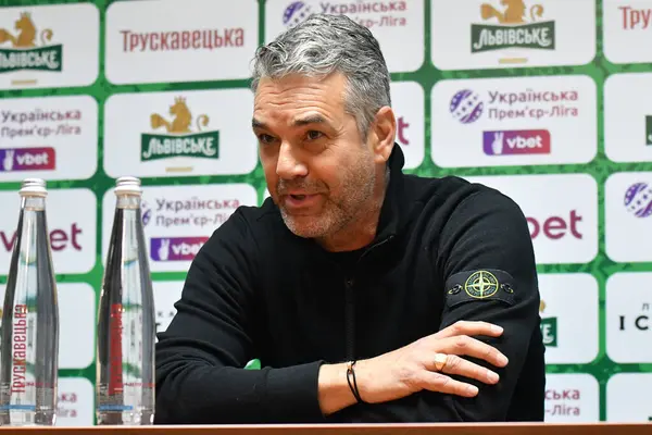 Lviv, UKRAINE - 11 Mart 2025. FC Shakhtar Donetsk Marino Pusiç 'in teknik direktörü Ukrayna Premier Ligi FC Karpaty Lviv ile FC Shakhtar Donetsk arasında Lviv, Ukrayna' daki Ukrayna Stadyumu 'nda oynanan karşılaşmada. 