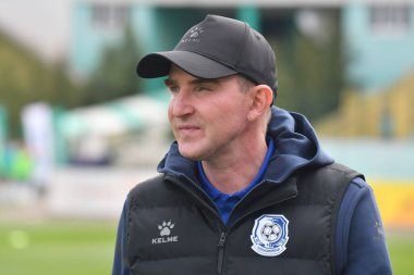 Lviv, UKRAINE - 30 Mart 2025. Chornomorets 'in baş antrenörü Oleksandr Kucher, 30 Mart 2025 tarihinde Ukrayna' nın Lviv kentinde oynanan Ukrayna Premier Ligi karşılaşmasında FC Karpaty Lviv ve FC Chornomorets arasında görüldü.. 