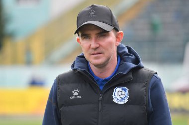 Lviv, UKRAINE - 30 Mart 2025. Chornomorets 'in baş antrenörü Oleksandr Kucher, 30 Mart 2025 tarihinde Ukrayna' nın Lviv kentinde oynanan Ukrayna Premier Ligi karşılaşmasında FC Karpaty Lviv ve FC Chornomorets arasında görüldü.. 